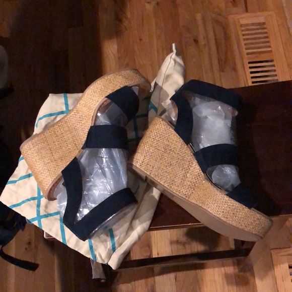 Dolce Vida, navy blue sandals. - Picture 5 of 6